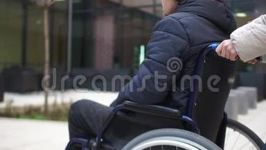 夫妻在<strong>康复中心</strong>.. 轮椅上有疾病的男人和他可爱的女人。 概念